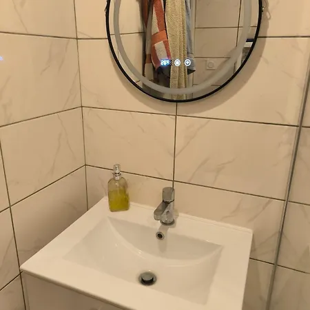 Apartment Ravissant D'une Avec Veranda Donnant Sur Le Jardin Pia